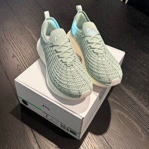 NWT APL Zipline Matcha / Deep Jade/ Pixel size women’s 8